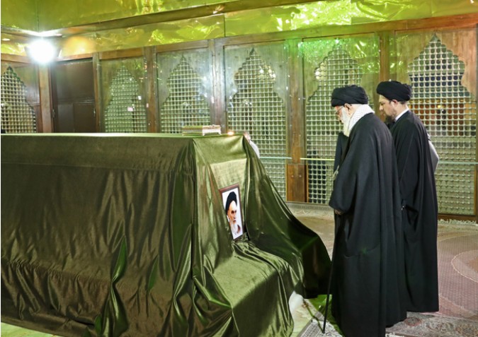 رهبر انقلاب اسلامی در مرقد مطهر امام(ره) و گلزار شهدا حضور یافتند