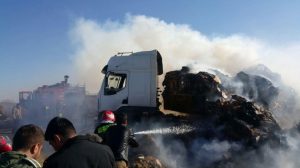 آتش سوزی تریلی در جاده  دهشاد با حضور به موقع عوامل آتش نشانی مهار شد