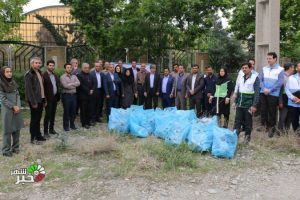 گرامیداشت روز هوای پاک و پاکسازی محوطه شهرک اداری توسط مسئولین شهرستان شهریار