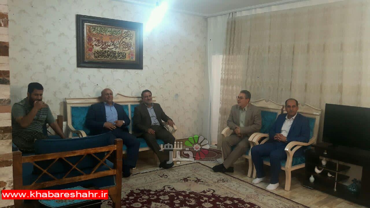 دیدار صمیمی با جانباز مدافع حرم توسط مسئولین شهری وشهرستانی در شهریار + گزارش تصویری