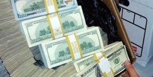 کشف ۳۰ هزار دلار و ۲۵ هزار یورو قاچاق در فرودگاه امام خمینی