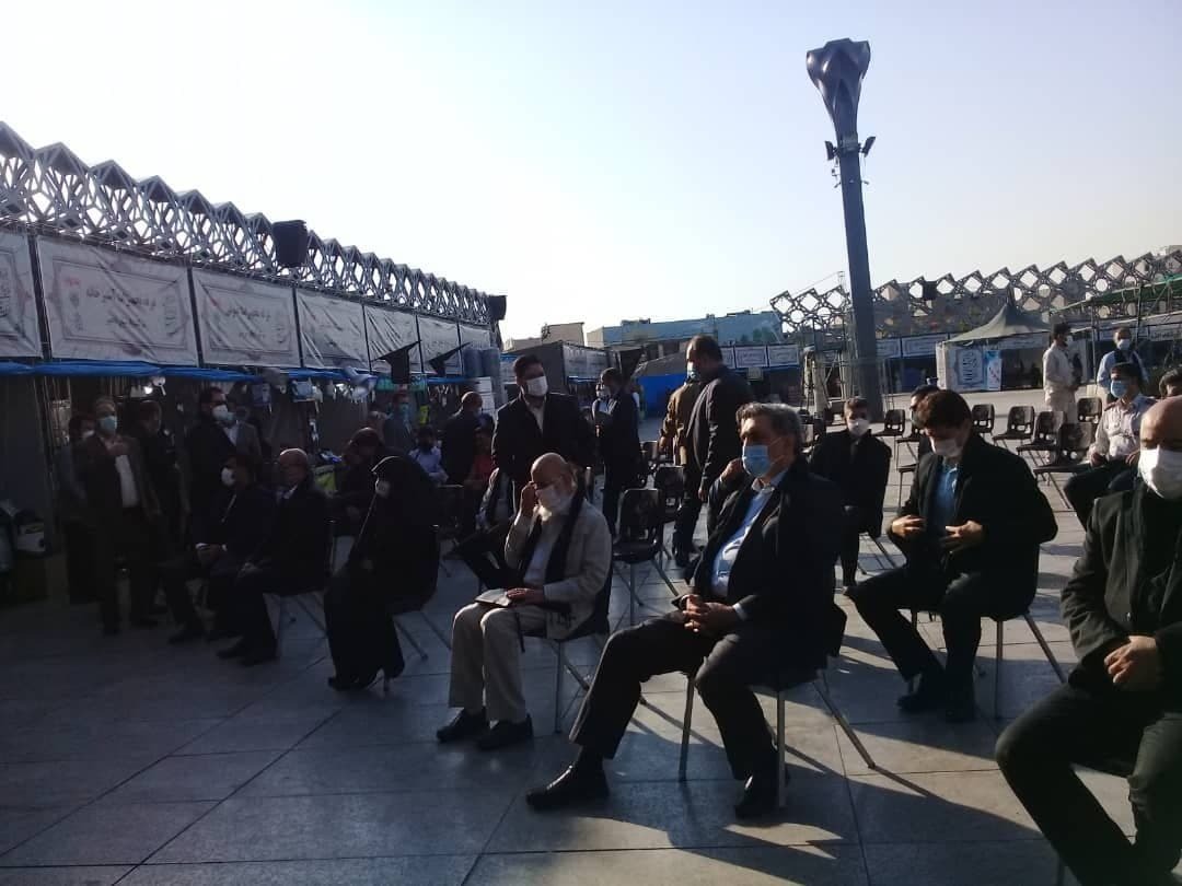 آیین برافراشتن پرچم عزای حسینی در میدان امام‌حسین (ع)+تصاویر
