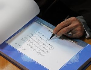 دست‌خط رهبر انقلاب در دفتر یادبود ناوشكن جماران