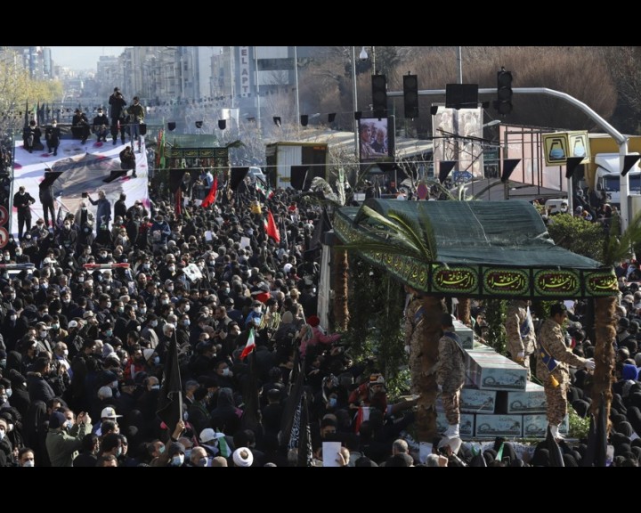 آغاز مراسم تشییع پیکر پاک ۱۵۰ شهید از مقابل دانشگاه تهران به سمت معراج‌الشهدا