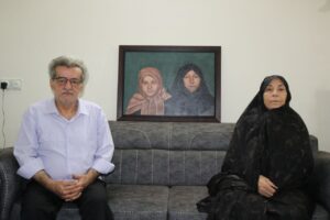 خادمیاران منطقه 14 تهران تابلویی از جنس عشق و هنر به خانواده شهید اهدا کردند