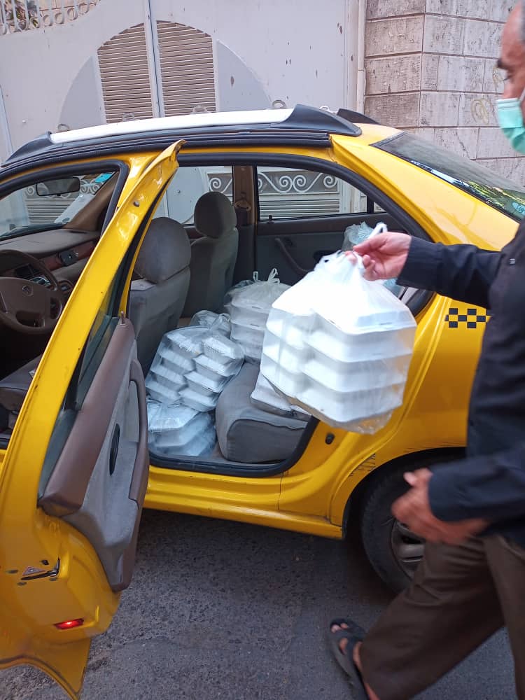 خادمیاران رضوی منطقه ۹ تهران اقدام به طبخ و توزیع ۲۴۰ پرس غذا کردند