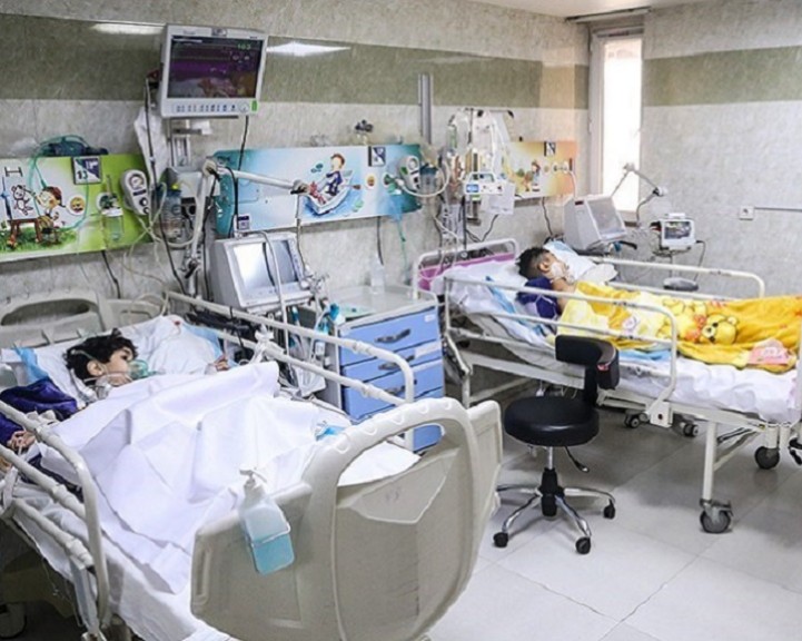 چادرخوابی همراهان بیماران بیمارستان کودکان تهران