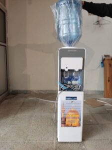 تهیه یک دستگاه آبسردکن و اطعام نیازمندان توسط کانون رضوی منطقه 8 تهران