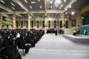 افراد فاقد حجاب کامل را بی‌دین و ضدانقلاب ندانیم/ خدمات جمهوری اسلامی به زنان فراموش نشدنی است