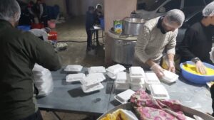 توزیع ۷۰۰ پرس غذای گرم بین نیازمندان توسط کانون خدمت رضوی اسلامشهر