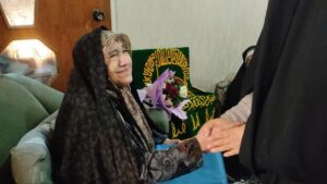 دیدار خادمیاران رضوی با مادر شهید سیدعلی محمودیان / شهیدی که هنگام تلاوت قرآن به شهادت رسید