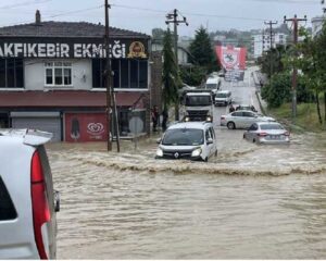 مفقود شدن سه خودرو درگیر سیلاب در شهرستان نور