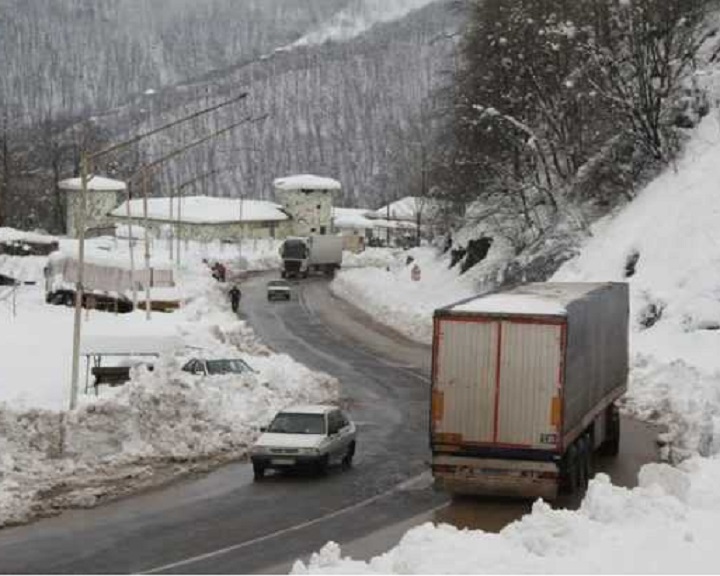 بارش شدید برف در ۸ محور گیلان/ جاده زندانه مسدود است