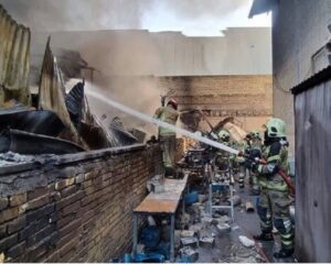 آتش‌سوزی گسترده یک کارگاه ۲۰۰۰ متری در جنوب تهران