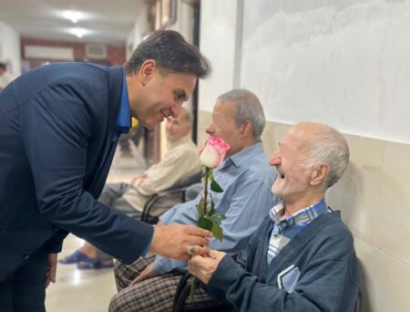 برگزاری پویش «گل رز مهربان» به مناسبت هفته جهانی سالمند photo 2025 10 07 08 49 50